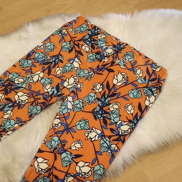LulaRoe Rose 🌹 Printed Leggings- T&C-#1557+ - Picture 4 of 10